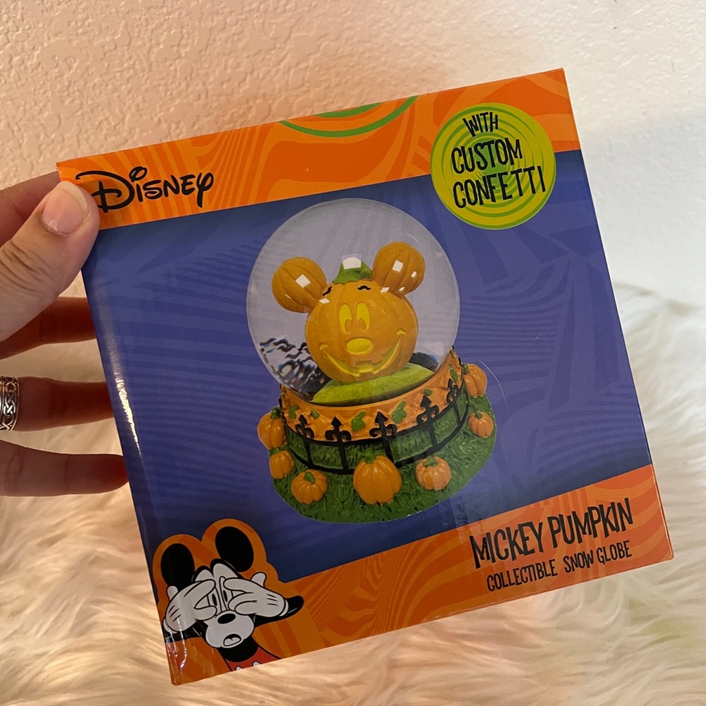 Disney Halloween Mickey Mouse Pumpkin Snow Globe